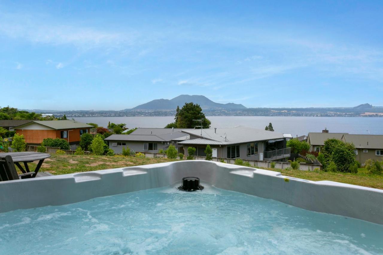 Acacia Bay Bach - Views, Spa & Serenity - Taupo Bagian luar foto
