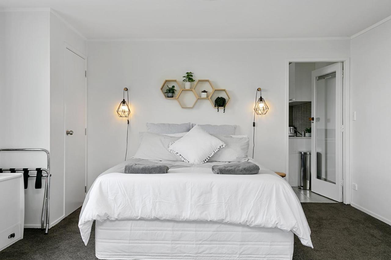 Acacia Bay Bach - Views, Spa & Serenity - Taupo Bagian luar foto