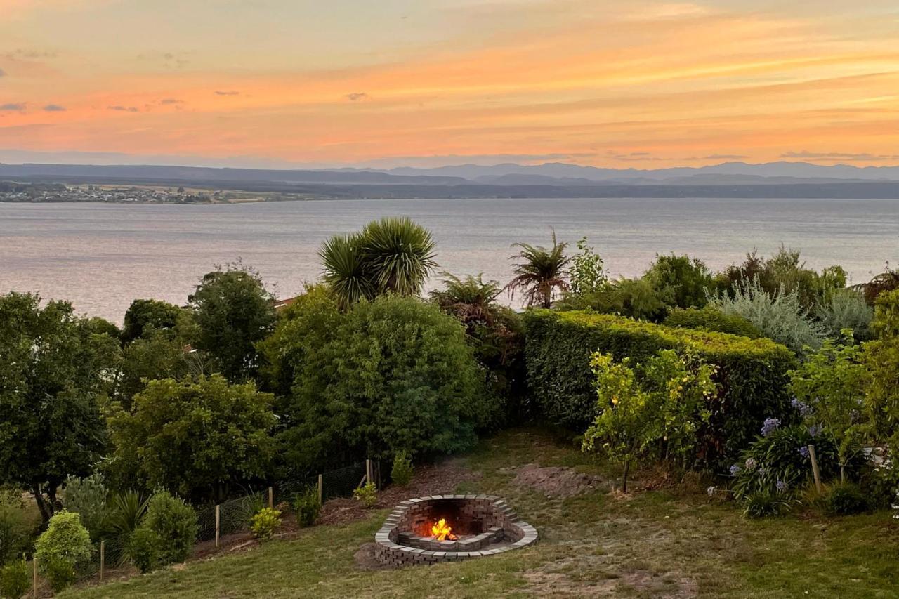 Acacia Bay Bach - Views, Spa & Serenity - Taupo Bagian luar foto