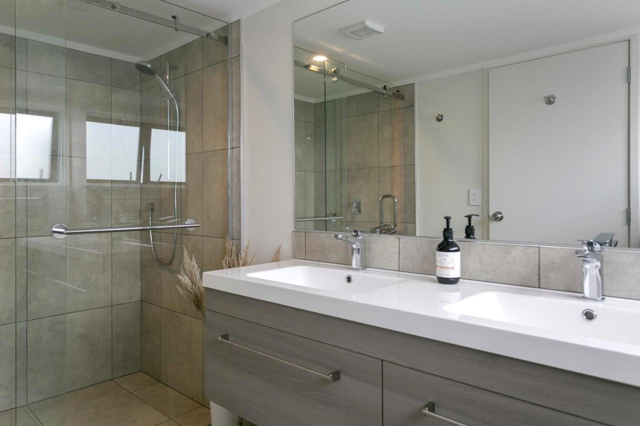 Acacia Bay Bach - Views, Spa & Serenity - Taupo Bagian luar foto